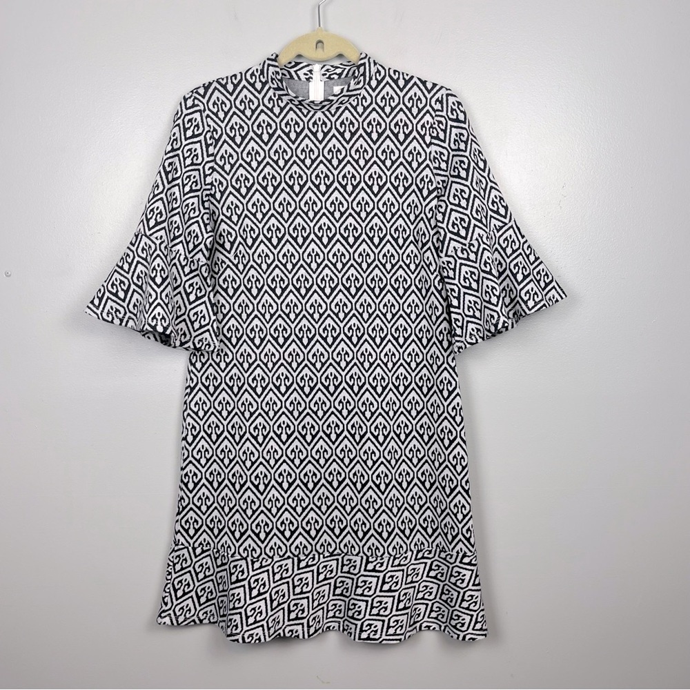 Tyler Boe black & white print Mindy bell sleeve ruffle hem dress, small.